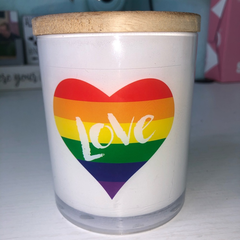 A cute candle that smells just like 🌹